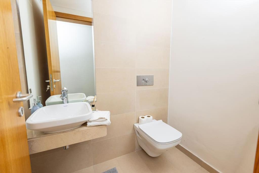 Modern 2Br Retreat In Marina Sale Luxury Living Apartment Hajja Екстериор снимка
